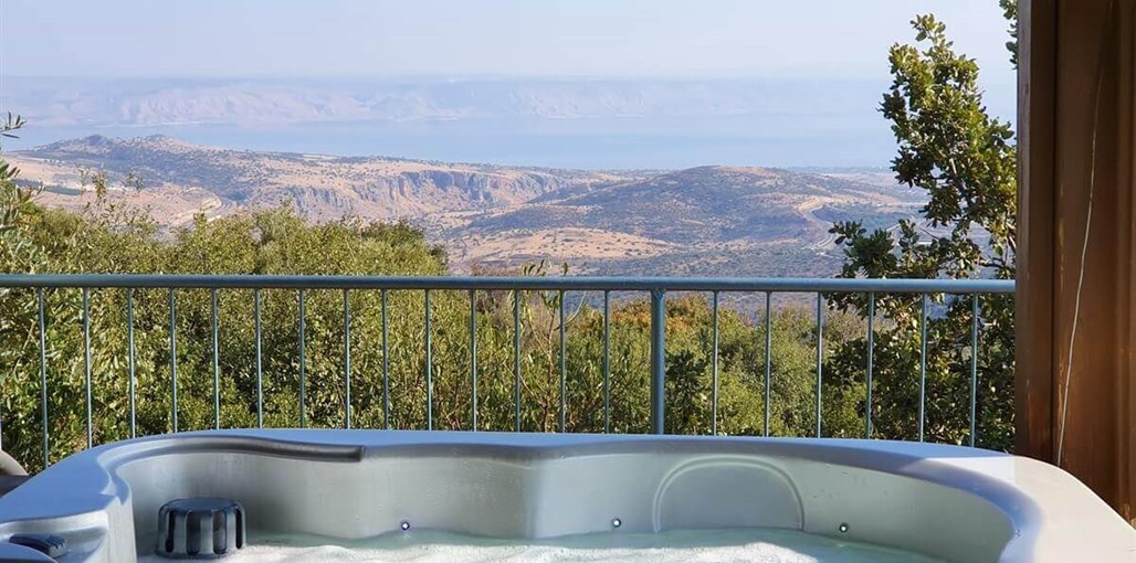 שוויץ באמירים - צימרים וספא ג'קוזי חיצוני (3).jpg