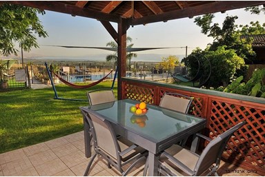 בקתות וולך - הבריכה והחצר