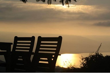 בקצה הכנרת - החצר, הנוף והג'קוזי