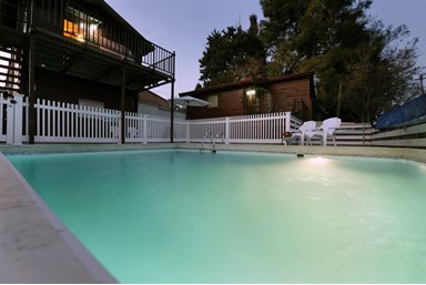 צימר בית אלון  - הבריכה החצר והנוף