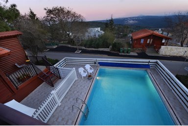 צימר בית אלון  - הבריכה החצר והנוף