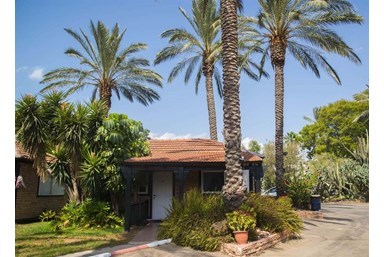 בתי נורית - בקתות למשפ' וזוגות ברמות - הבקתות המשפחתיות