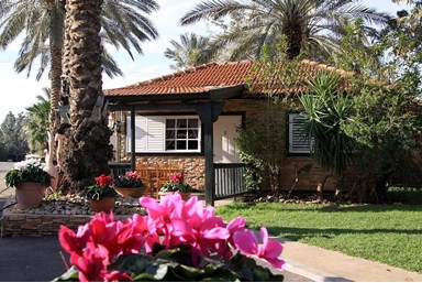 בתי נורית - בקתות למשפ' וזוגות ברמות - הבקתות המשפחתיות