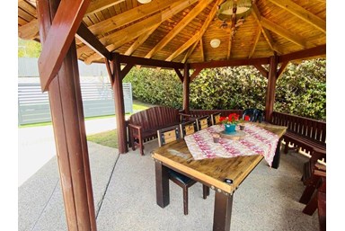 פנינת הצפון - החצר