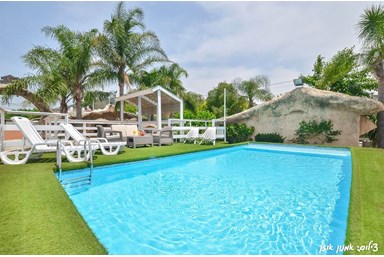 המערה המקורי - החצר והבריכה