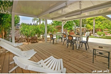 המערה המקורי - החצר והבריכה