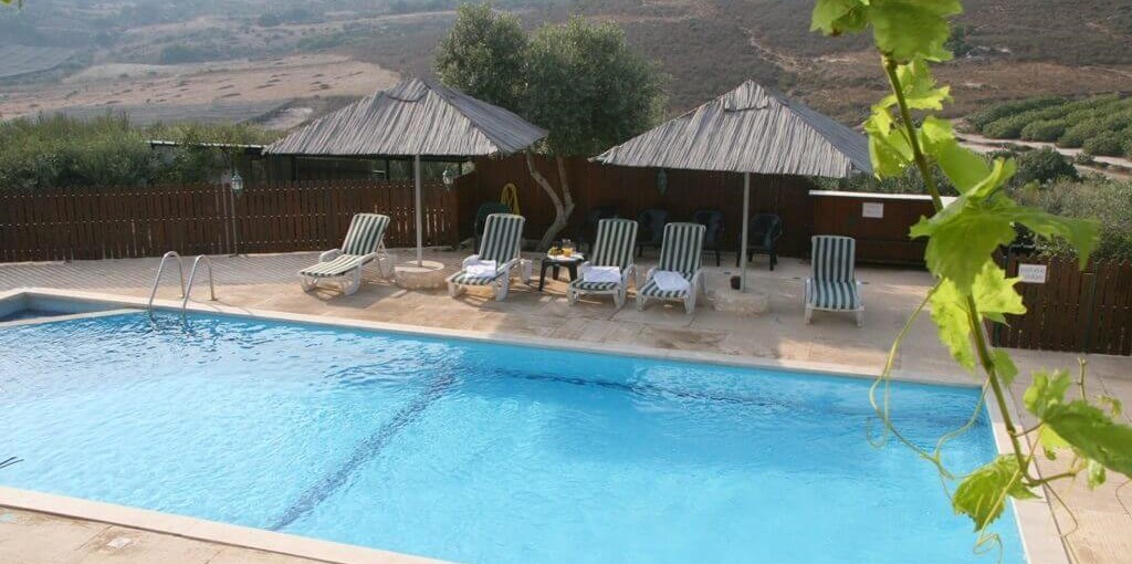 צימריץ החצר והבריכה (2).JPG