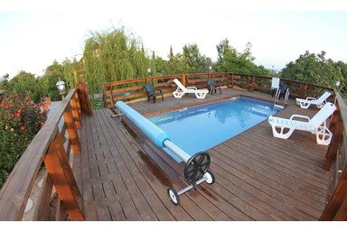 בקתות בטבע  - החצר והבריכה