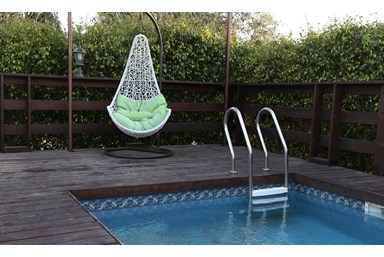 בקתות בטבע  - החצר והבריכה