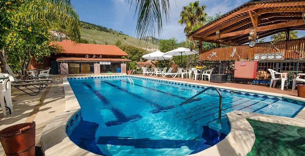 אחוזת הגן החצר והבריכה (18).jpg