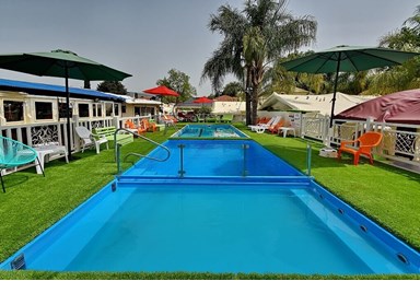 אחוזה בגליל - הבריכות והחצר