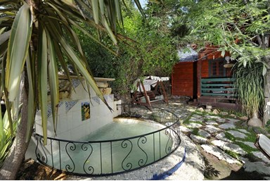 בקתות עץ - נוף ירדן - החצר, הבריכה והספא