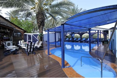 בקתות עץ - נוף ירדן - החצר, הבריכה והספא