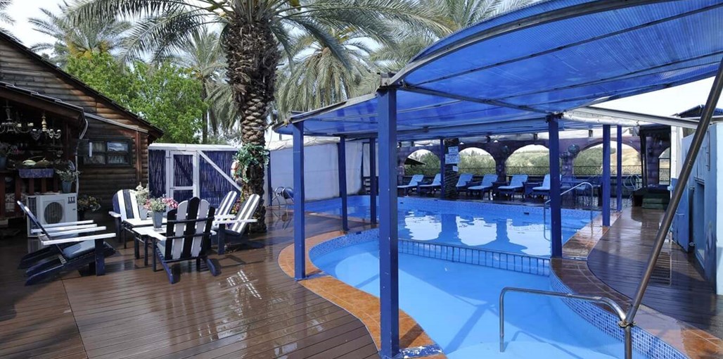 בקתות עץ - נוף ירדן החצר הבריכה והספא (6).jpg