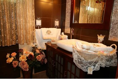 בקתות עץ - נוף ירדן - הסוויטה המלכותית